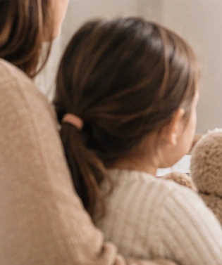 Una madre y una niña en un espacio de conversación